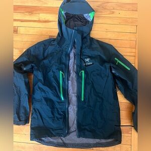 Arcteryx XL she’ll coat green